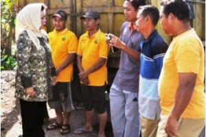 Bersama Warga, Utje Bersihkan Jalan 